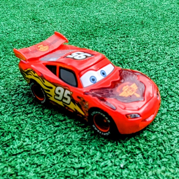 Disney Pixar Cars Lighting Mcqueen Battery Operated LR44 Button Toy Car EUC - Picture 1 of 7